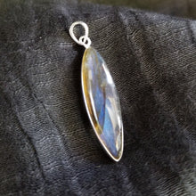 Load image into Gallery viewer, Labradorite pendant
